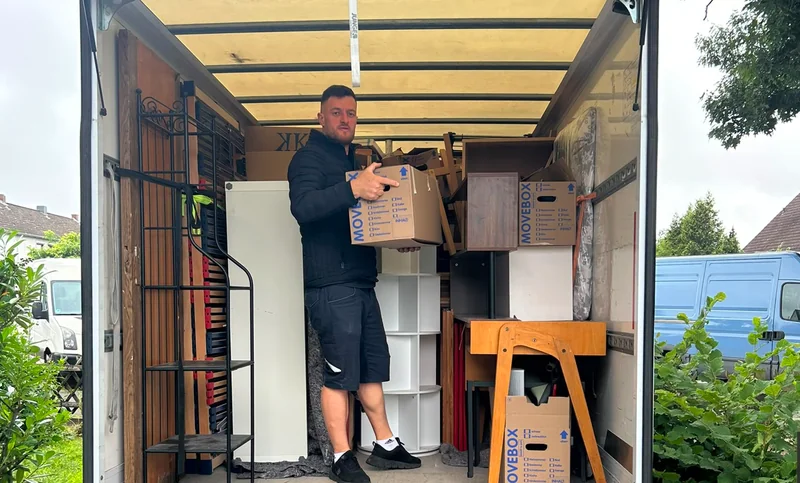 Agim Vokshi von LV Transporte belädt den Transporter bei einer Entrümpelung in Nürnberg
