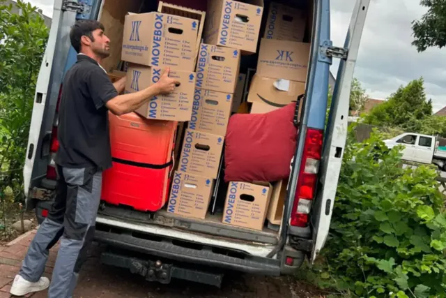Entrümpelung Nürnberg – Mitarbeiter von LV Transporte belädt den Transporter in Nürnberg-Gostenhof