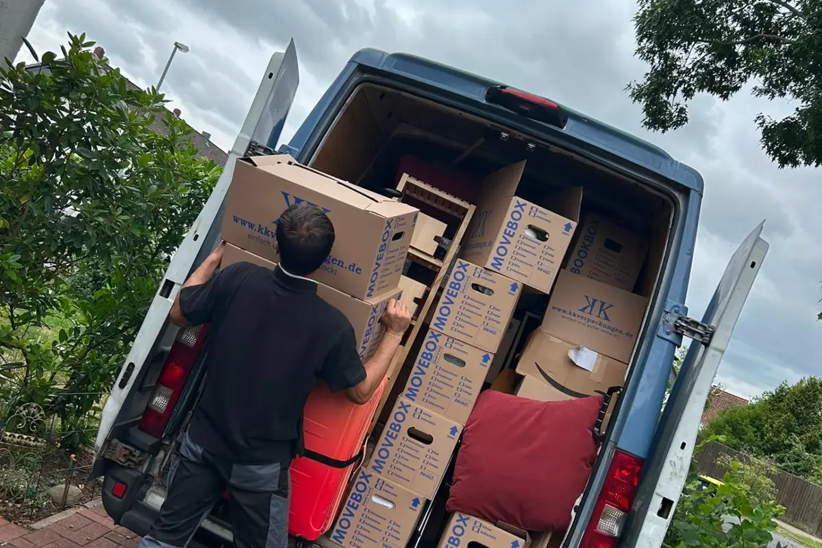 Vollständig beladener Transporter nach der Wohnungsauflösung in Nürnberg