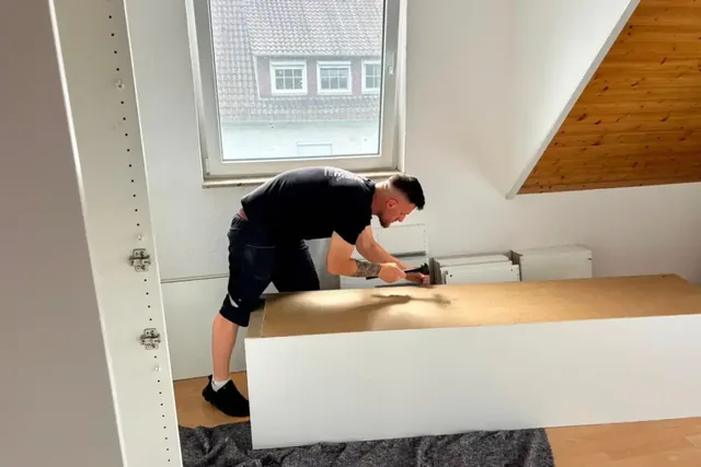 Mitarbeiter demontiert einen Schrank bei einer Räumung in Nürnberg