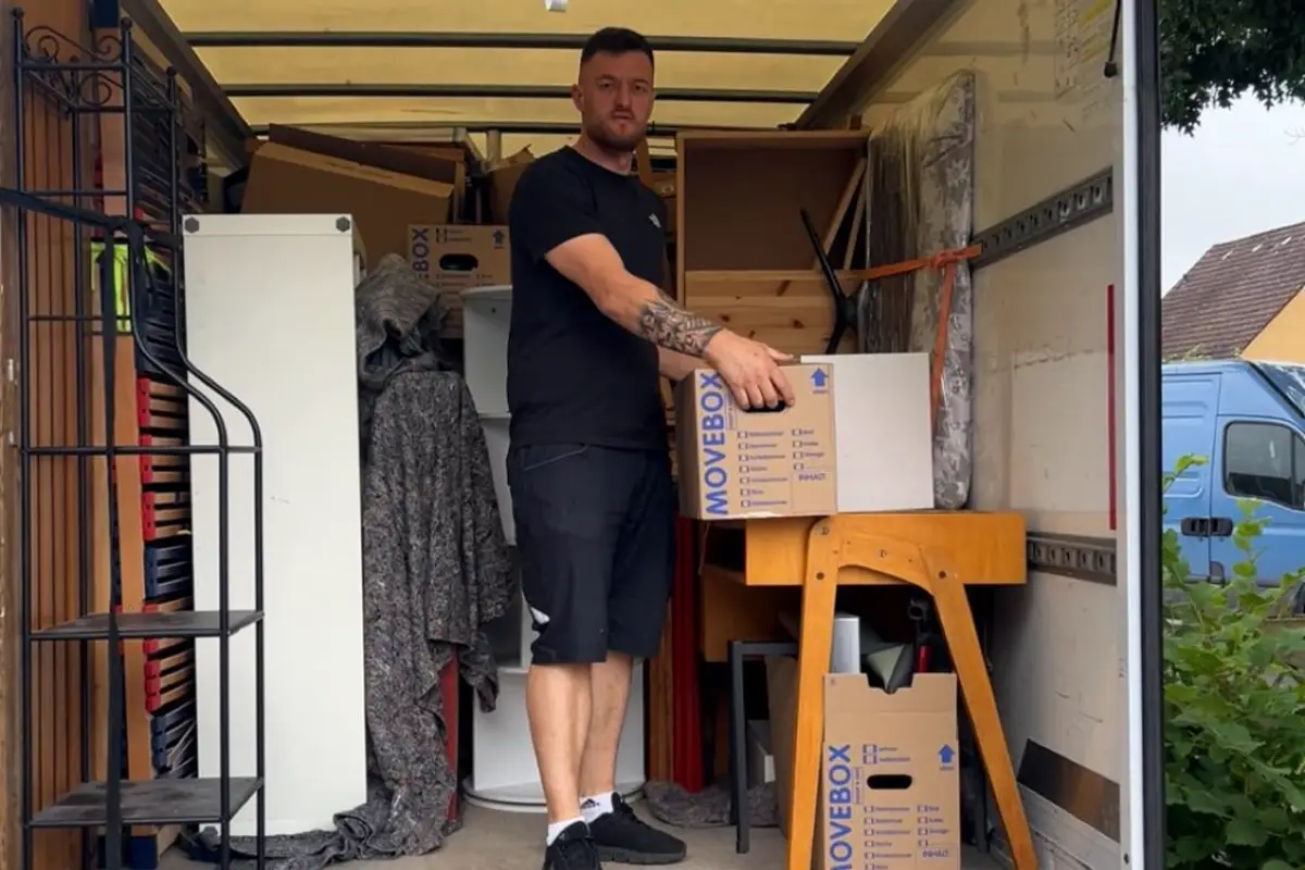 Geordnet beladener Möbelkoffer bei einer Haushaltsauflösung in Nürnberg