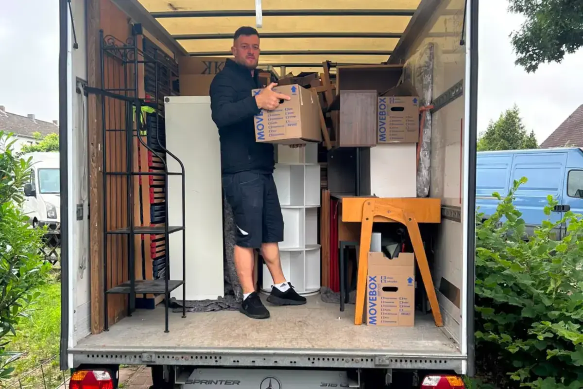 Agim Vokshi, Inhaber von LV Transporte, bei einer Räumung in Nürnberg